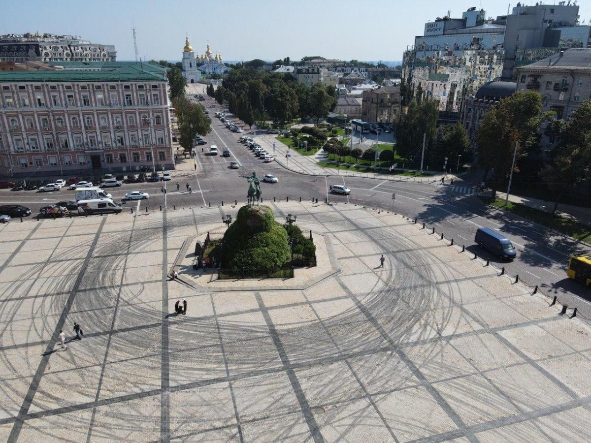 На площади авто своими шинами "нарисовали" несколько кругов / фото facebook.com/kyivcity.gov.ua