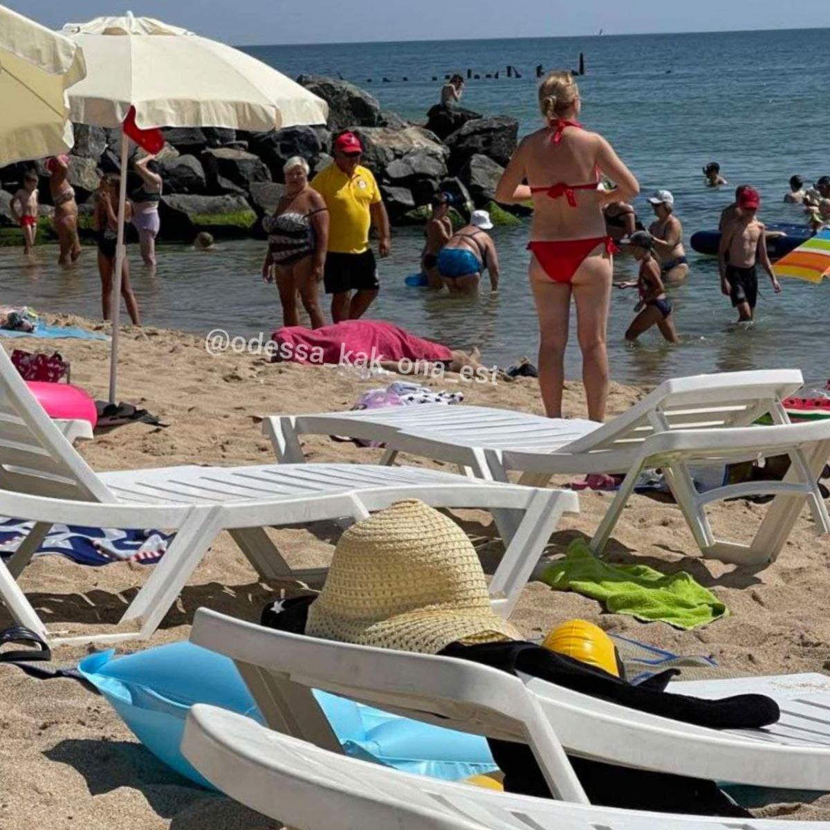 Люди купаються поряд с трупом / фото - Telegram-канал "Одеса як вона є" Люди купаються поряд с трупом / фото - Telegram-канал "Одеса як вона є"