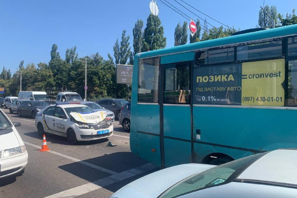 У Києві поліцейське авто влетіло у маршрутку / фото kiev.informator.ua У Києві поліцейське авто влетіло у маршрутку / фото kiev.informator.ua
