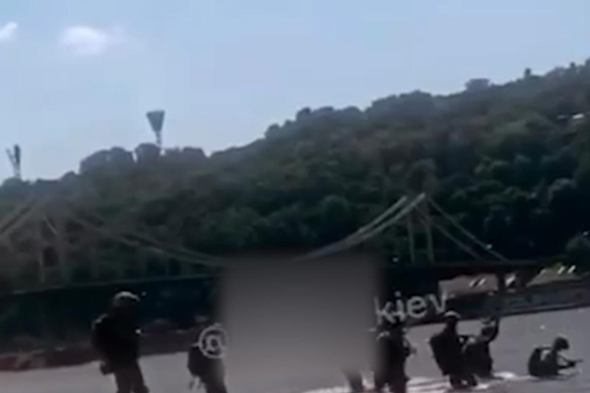 У Києві зняли на відео навчання військових на Трухановому острові, з'ясували журналісти / Скріншот У Києві зняли на відео навчання військових на Трухановому острові, з'ясували журналісти / Скріншот