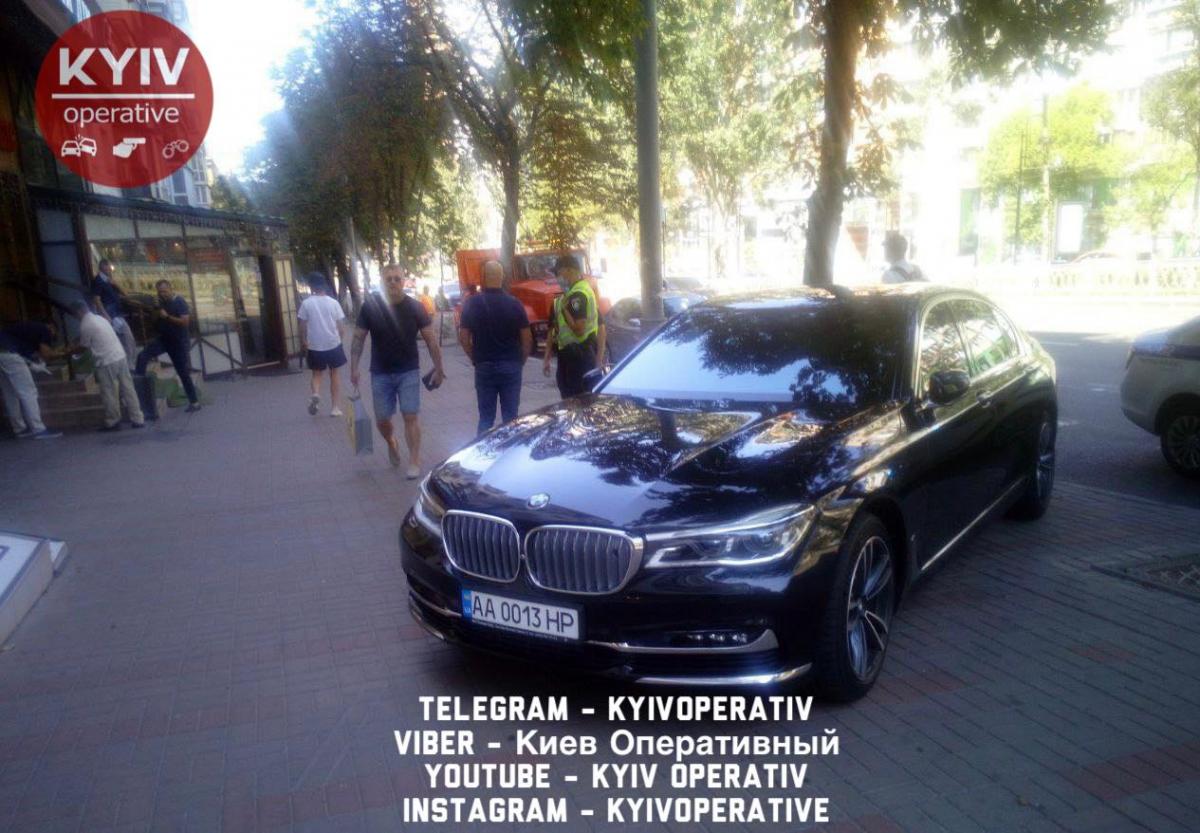 В центре Киева подрались из-за антипарковочных столбиков / фото facebook.com/KyivOperativ