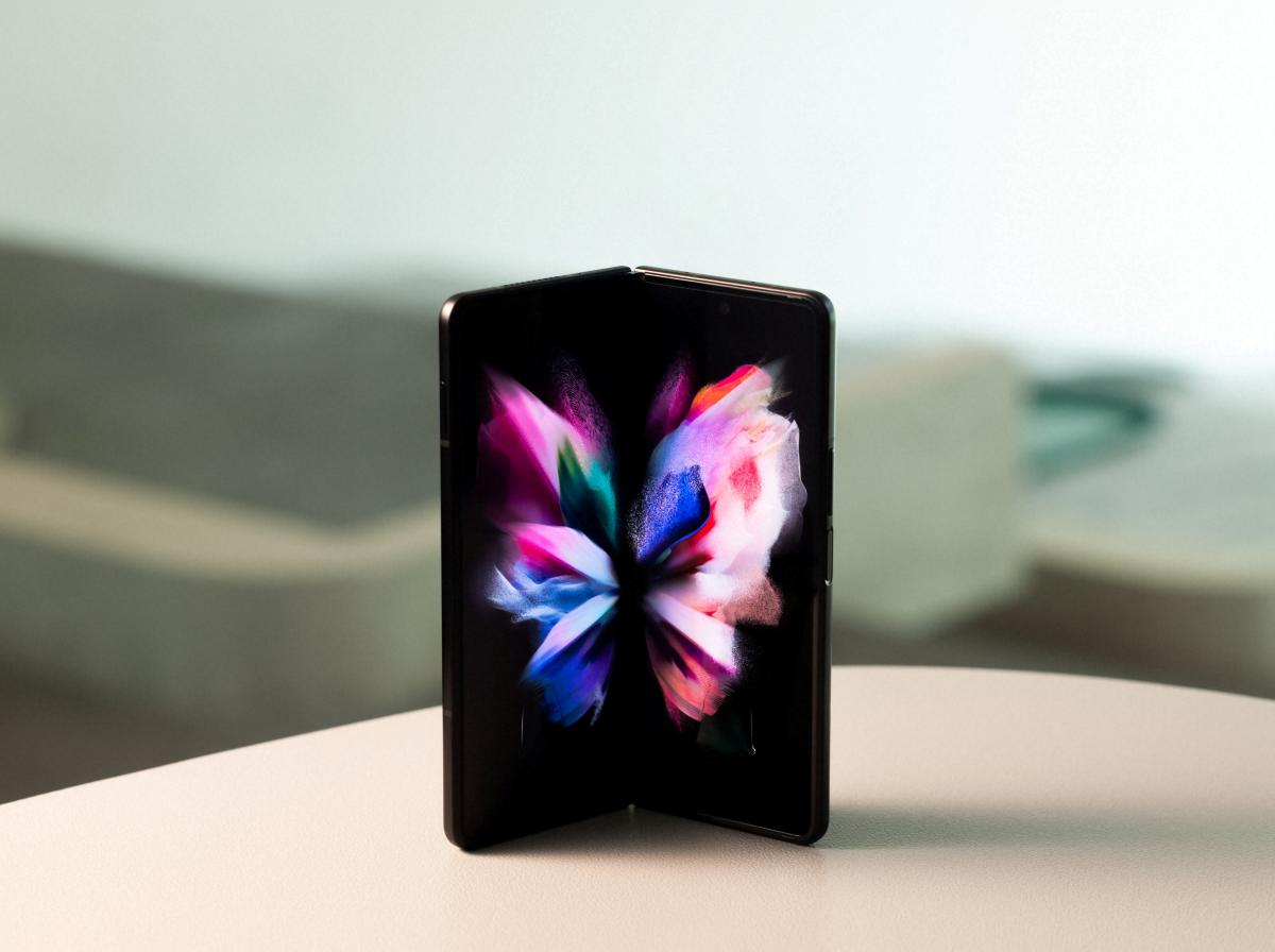 Samsung презентував смартфон Galaxy Z Fold 3 / фото REUTERS Samsung презентував смартфон Galaxy Z Fold 3 / фото REUTERS