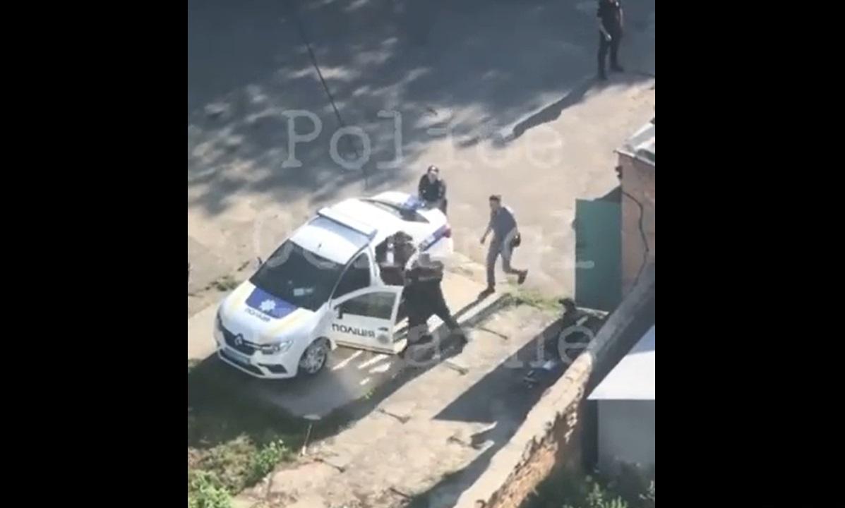 Під Києвом побилися поліцейські / скріншот з відео Під Києвом побилися поліцейські / скріншот з відео