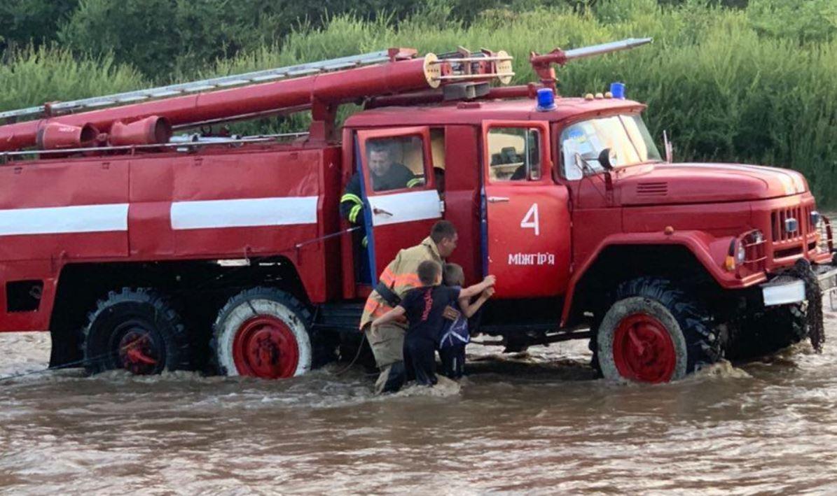 Рятувальники витягли з води дітей / ДСНС Рятувальники витягли з води дітей / ДСНС
