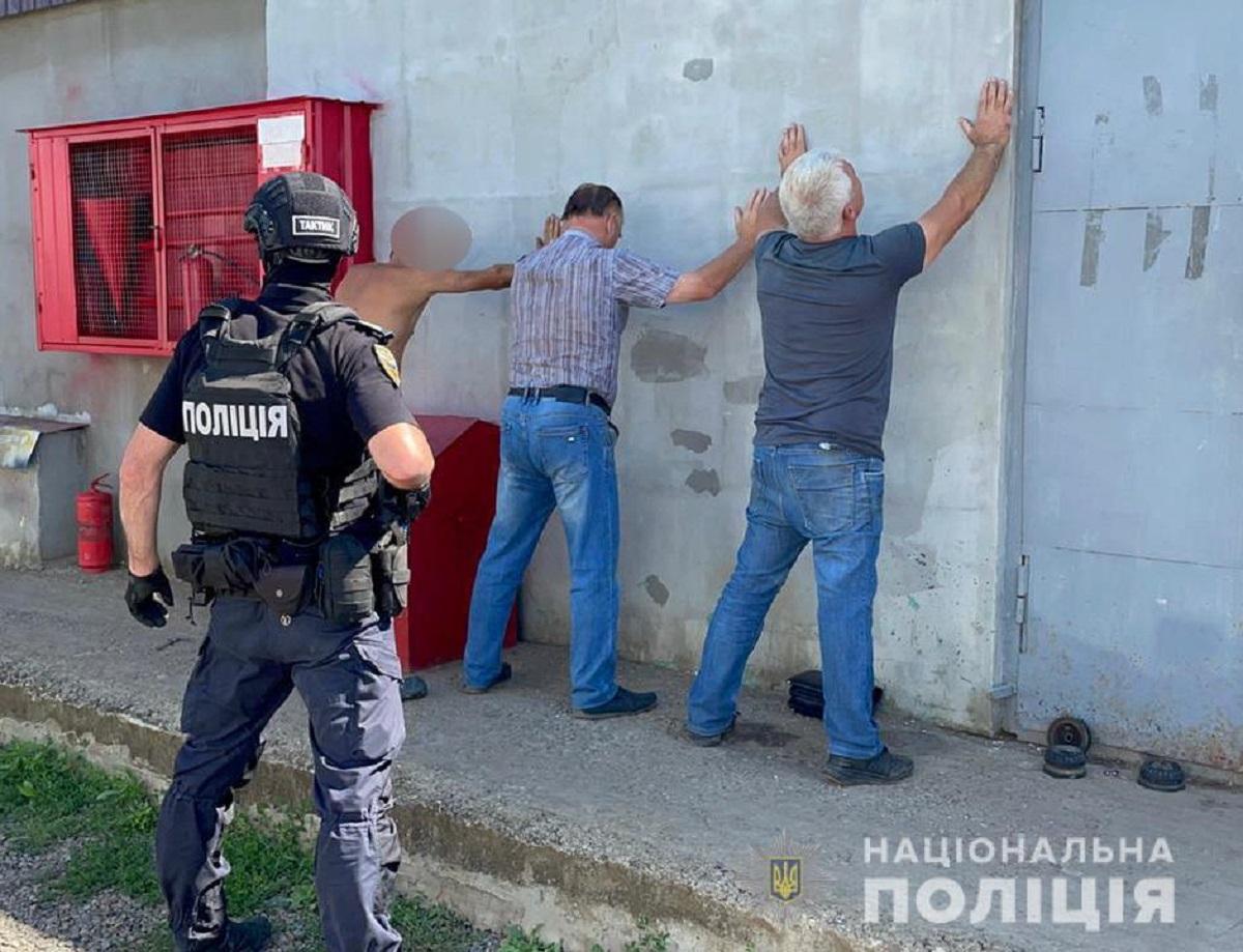 Угруповання налічувало понад 10 осіб / фото mk.npu.gov.ua Угруповання налічувало понад 10 осіб / фото mk.npu.gov.ua