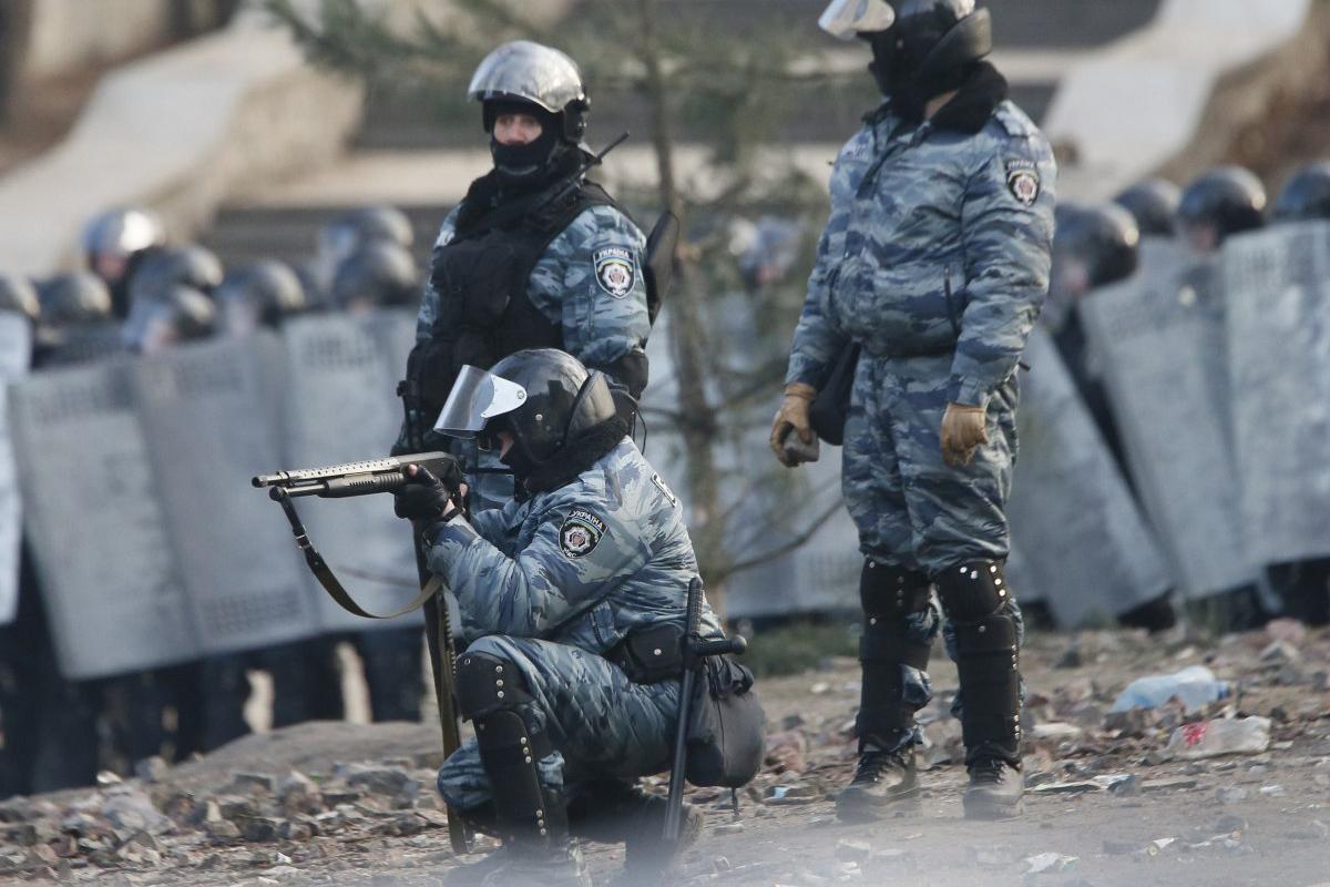 Колишні міліціонери обвинувачуються у перешкоджанні проведенню мирних акцій / фото УНІАН Колишні міліціонери обвинувачуються у перешкоджанні проведенню мирних акцій / фото УНІАН