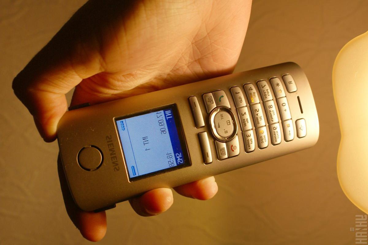 В начале своего появления в Украине мобильный (сотовый) телефон был признаком высокого социального статуса / УНИАН