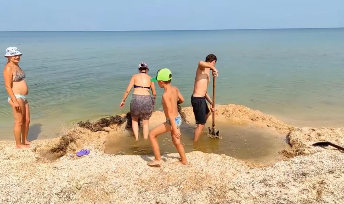 Туристам удалось окунуться без медуз / скриншот из видео Туристам удалось окунуться без медуз / скриншот из видео