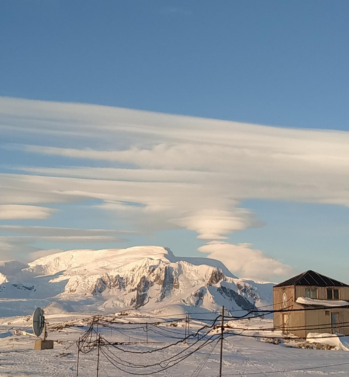 Редкие облака в небе над Антарктидой / фото Александр Афтенюк