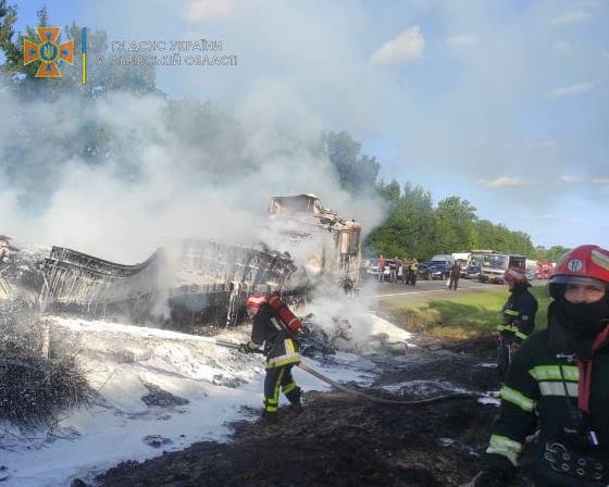На дорозі утворився великий затор / фото ДСНС Львівської області На дорозі утворився великий затор / фото ДСНС Львівської області