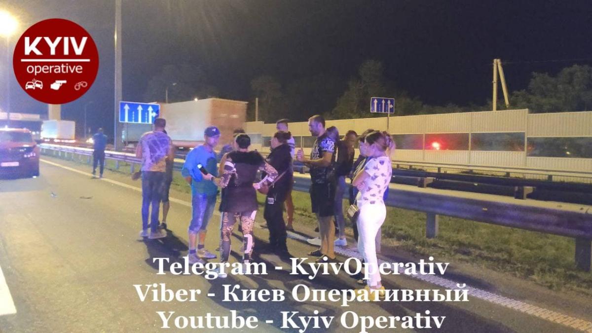 На трассу прибыли родственники погибшего / фото: Киев Оперативный На трассу прибыли родственники погибшего / фото: Киев Оперативный
