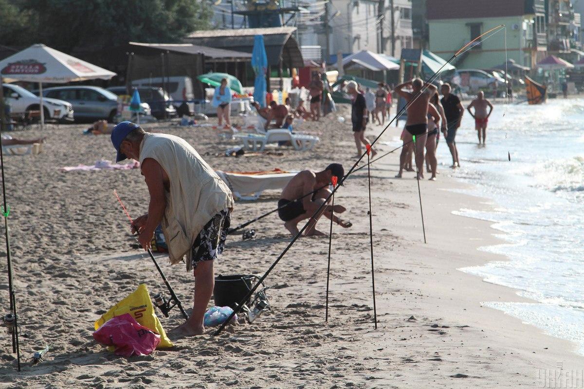 Медузи, комарі та захмарні ціни перетворюють курорти Азовського моря на місця без туристів / фото УНІАН