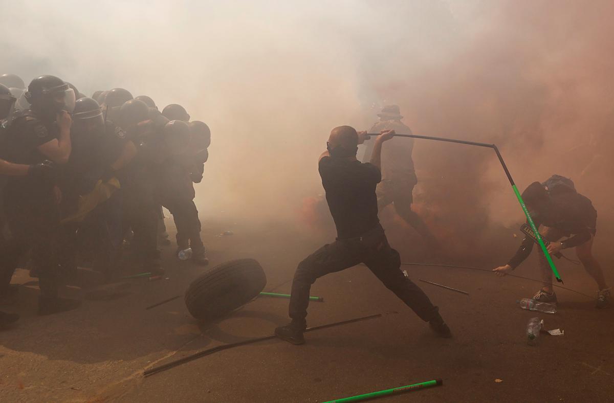 Протестувальники під ОП розпочали сутички з правоохоронцями / фото REUTERS Протестувальники під ОП розпочали сутички з правоохоронцями / фото REUTERS