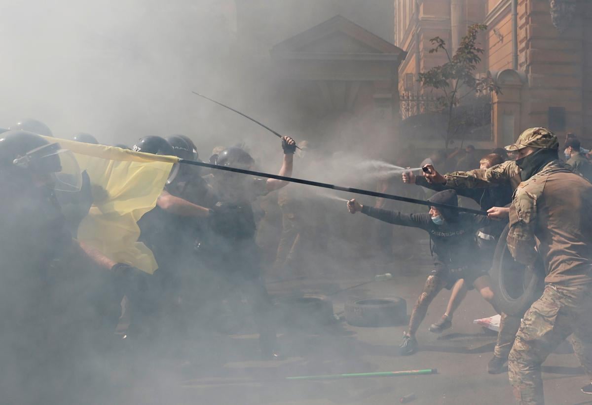 Участников протеста, нападавших на полицейских под ОП, привлекут к ответственности / фото REUTERS