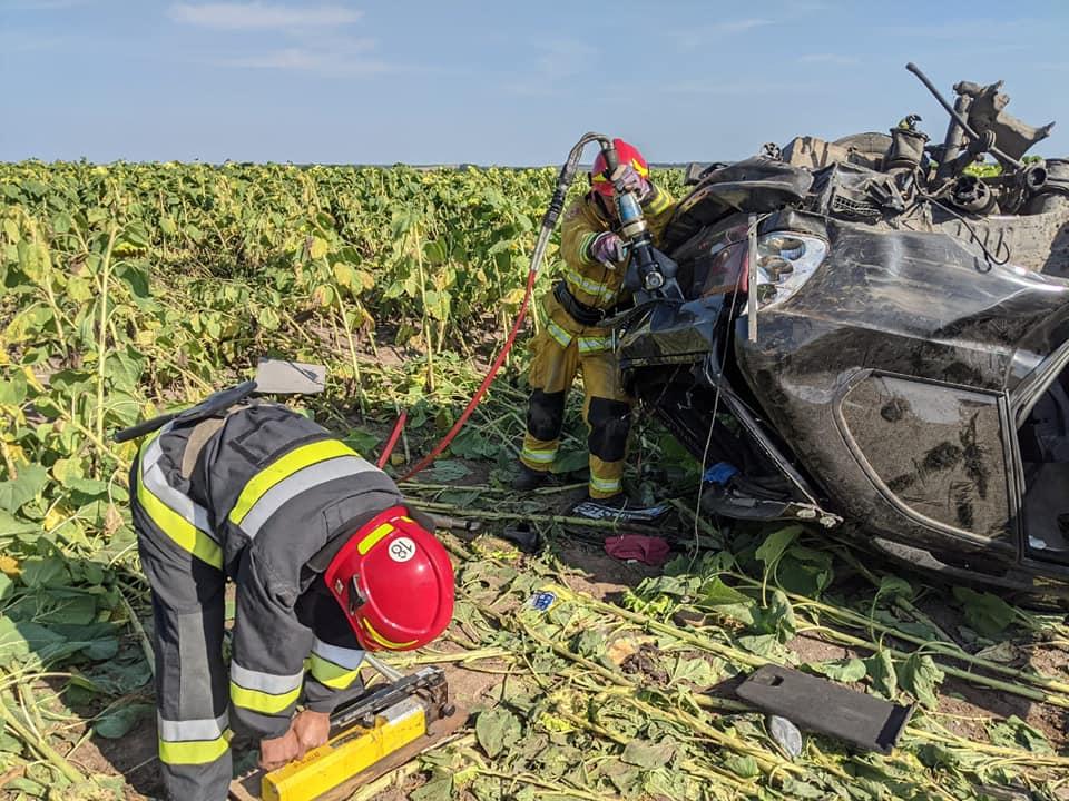 На Рівненщині в аварії з BMW X5 загинули двоє людей, ще двоє в лікарні / фото прес-служби ДСНС На Рівненщині в аварії з BMW X5 загинули двоє людей, ще двоє в лікарні / фото прес-служби ДСНС