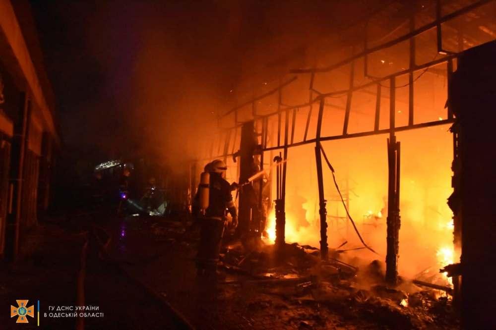 В Одесі сталася масштабна пожежа в торгових павільйонах / фото od.dsns.gov.ua В Одесі сталася масштабна пожежа в торгових павільйонах / фото od.dsns.gov.ua