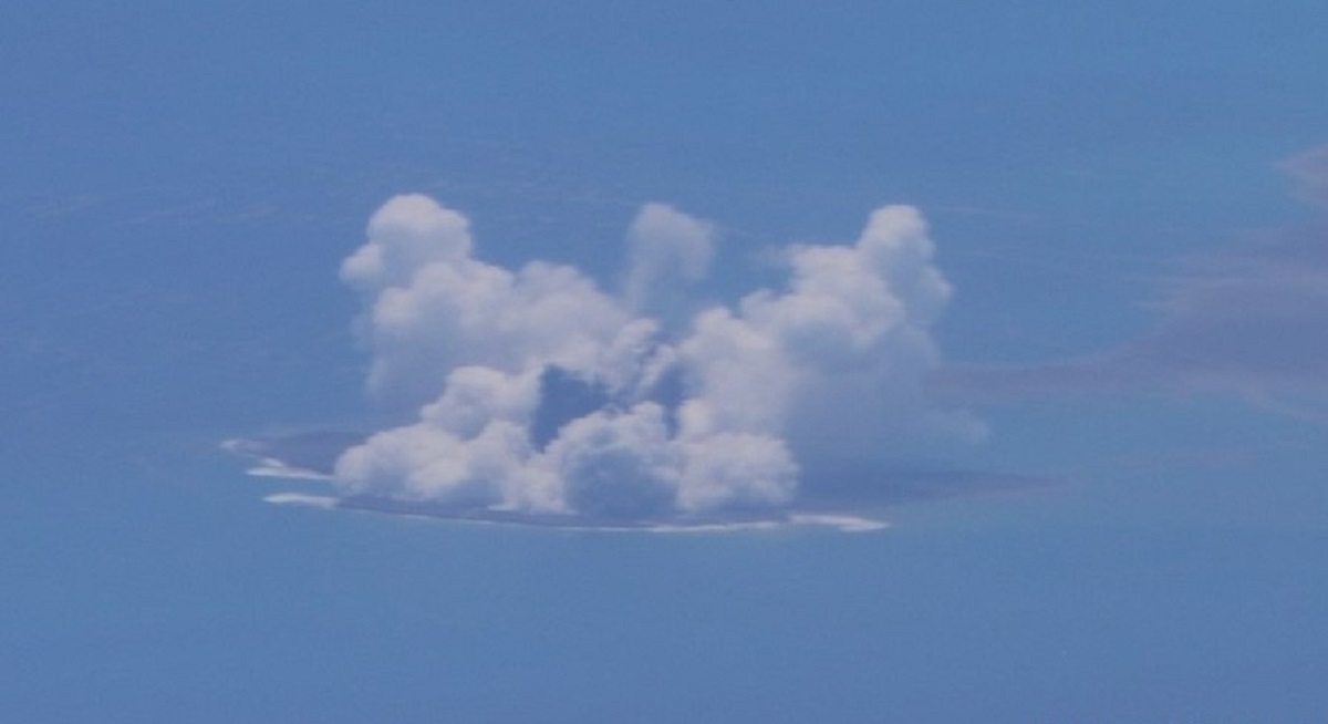 У нового острова С-образная форма и диаметр около 1 км / фото twitter.com/JCG_koho