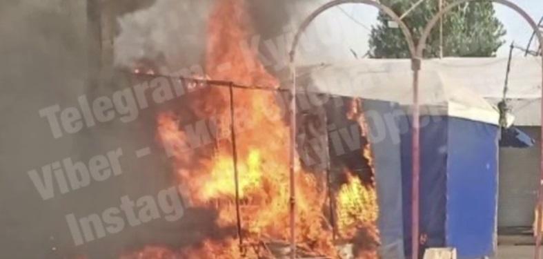На рынке в Деснянском районе начался пожар / Скриншот с видео На рынке в Деснянском районе начался пожар / Скриншот с видео