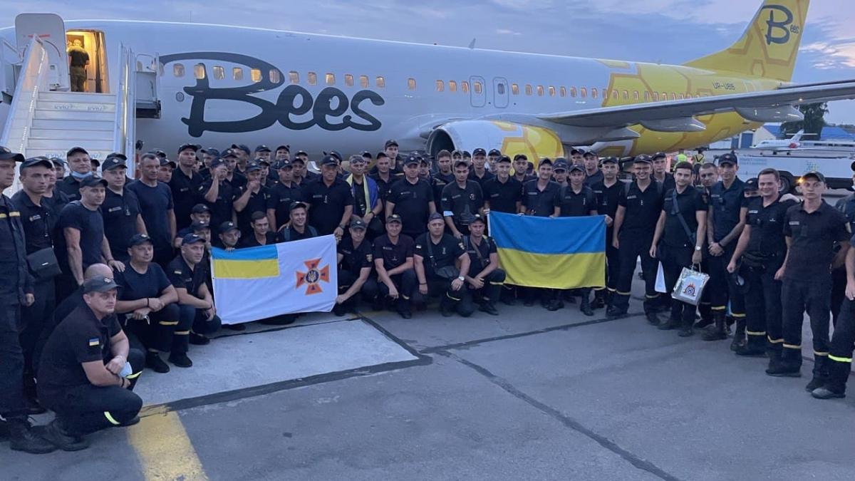 Рятувальників зустріли їхні близькі / фото ДСНС Рятувальників зустріли їхні близькі / фото ДСНС