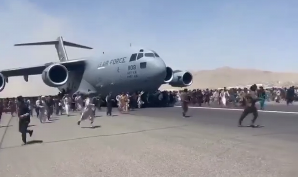 Афганцы бегут из страны, цепляясь за шасси самолета / скриншот