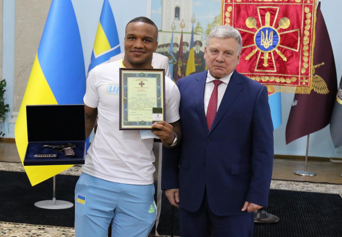 Жану Беленюку вручили нагородний пістолет / фото прес-служба Міноборони Жану Беленюку вручили нагородний пістолет / фото прес-служба Міноборони