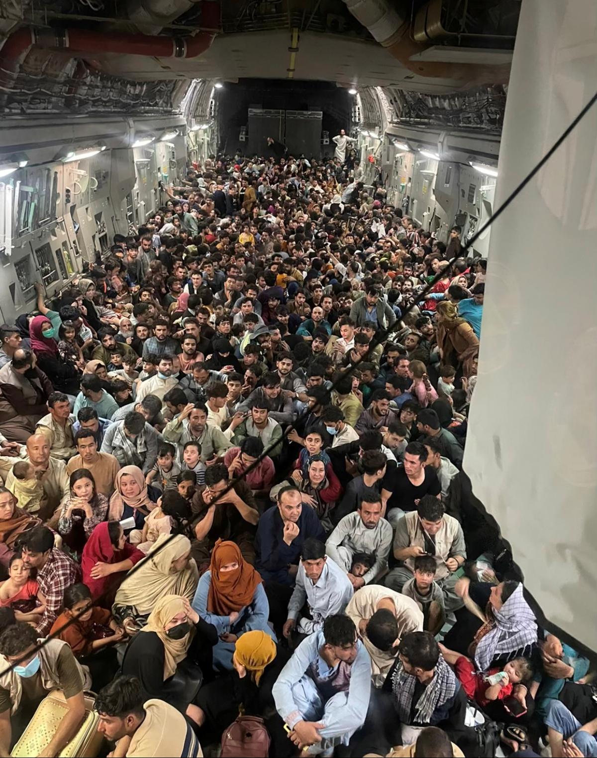 Афганці масово залишають Кабул \ фото REUTERS Афганці масово залишають Кабул \ фото REUTERS