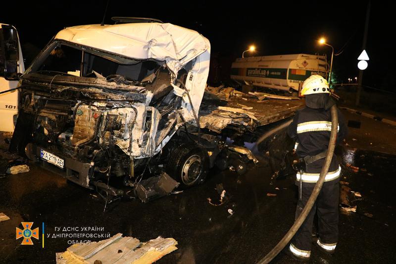 У Дніпрі в ДТП загинула людина / фото dsns.gov.ua У Дніпрі в ДТП загинула людина / фото dsns.gov.ua