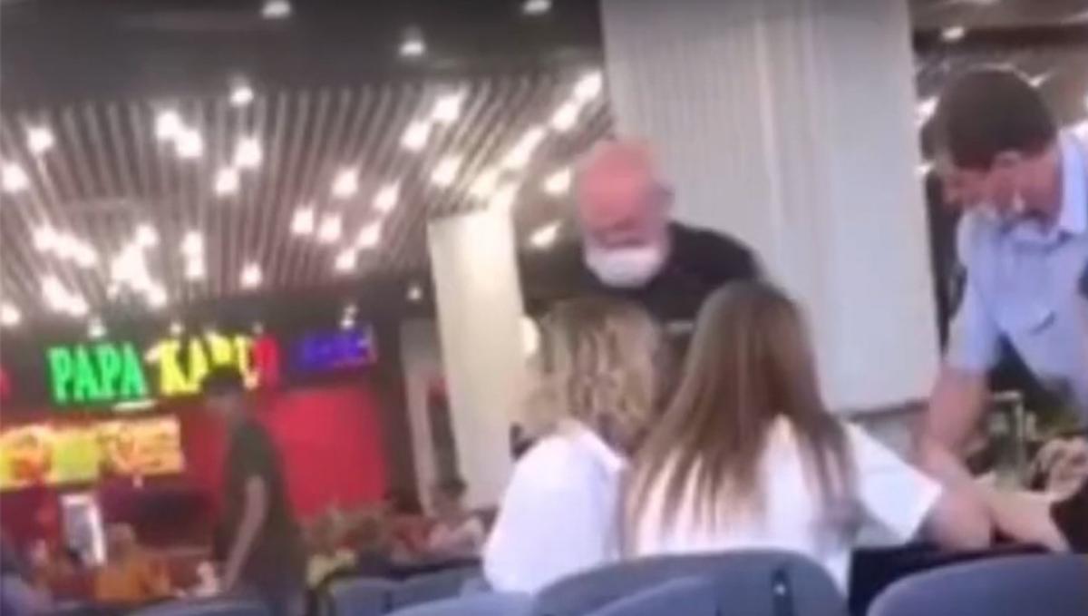 Охранник нанес девушке мощный удар в лицо / скриншот из видео Охранник нанес девушке мощный удар в лицо / скриншот из видео