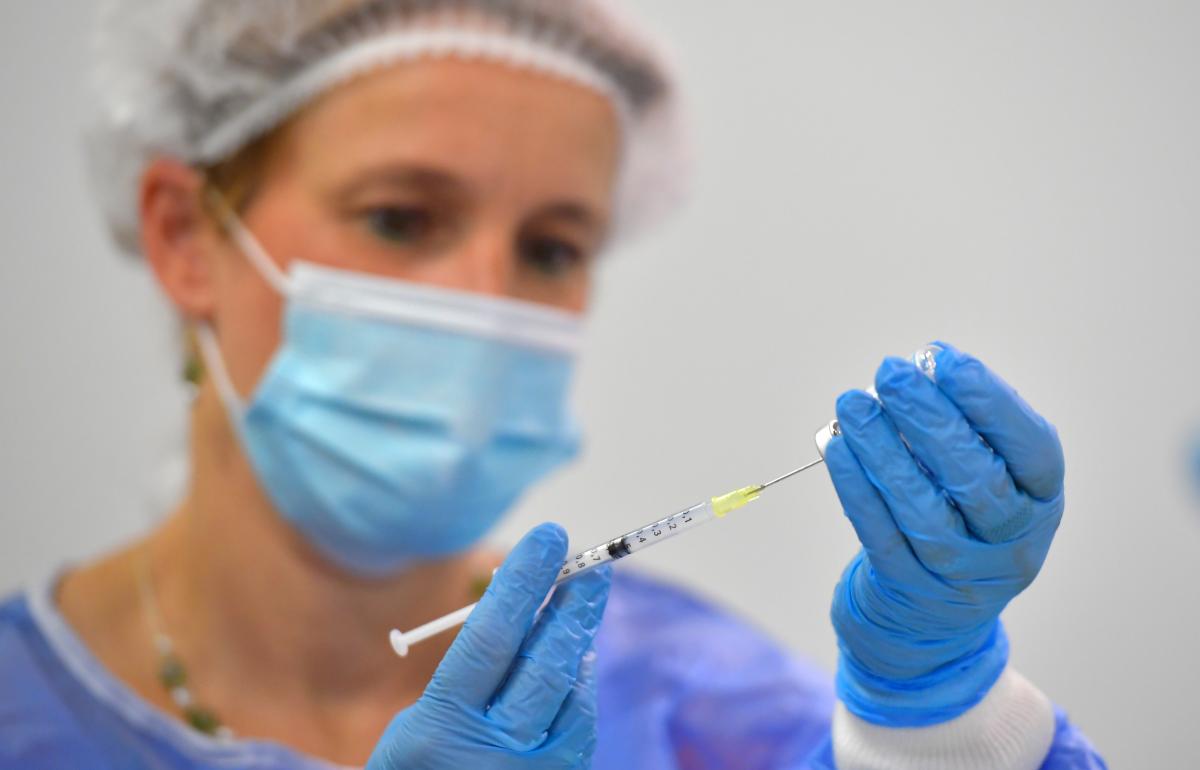 В одесских больницах были очереди на прививку от COVID-19 / иллюстративное фото Reuters