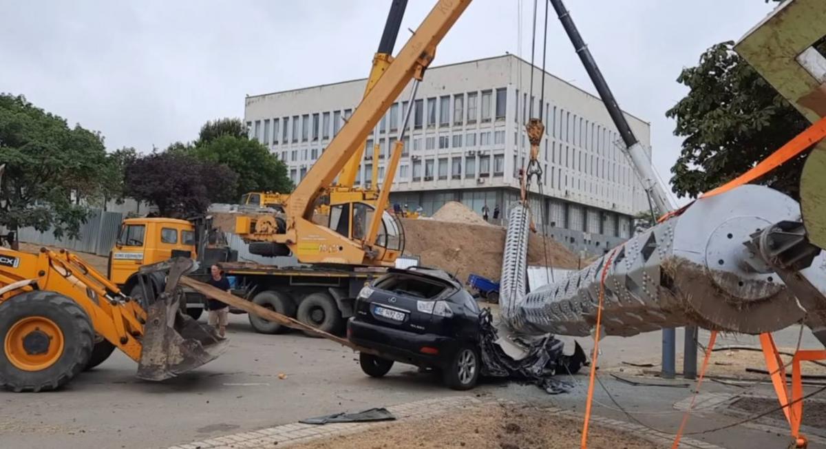 Флагшток раздавил припаркованный автомобиль / фото: most.ks.ua Флагшток раздавил припаркованный автомобиль / фото: most.ks.ua