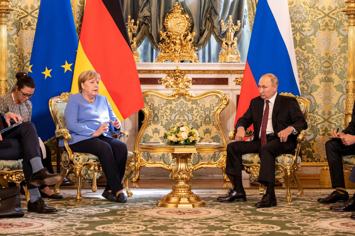У Ангелы Меркель во время встречи с Владимиром Путиным зазвонил телефон / Reuters