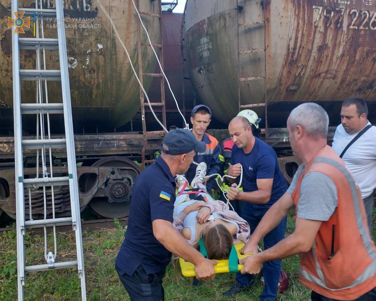 Дівчину відвезли в лікарню в стані середньої тяжкості / фото прес-служба ДСНС Львівської області Дівчину відвезли в лікарню в стані середньої тяжкості / фото прес-служба ДСНС Львівської області