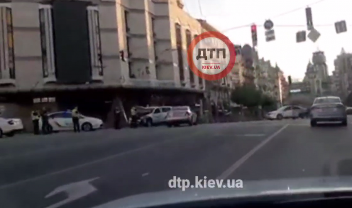 Полицейские устроили ДТП в Киеве / скриншот Полицейские устроили ДТП в Киеве / скриншот