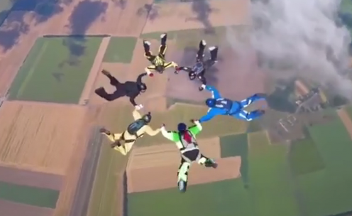 Українські парашутисти станцювали гопак у небі / скріншот