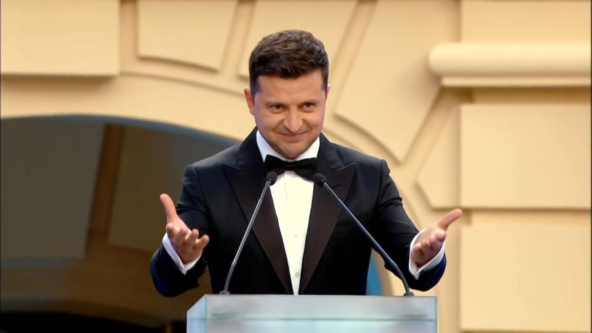 Володимир Зеленський під час вручення премії / скріншот з відео Володимир Зеленський під час вручення премії / скріншот з відео