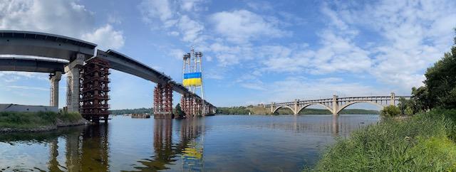 'Запоріжсталь' підняв прапор України на найвищій точці над річкою Дніпро 'Запоріжсталь' підняв прапор України на найвищій точці над річкою Дніпро