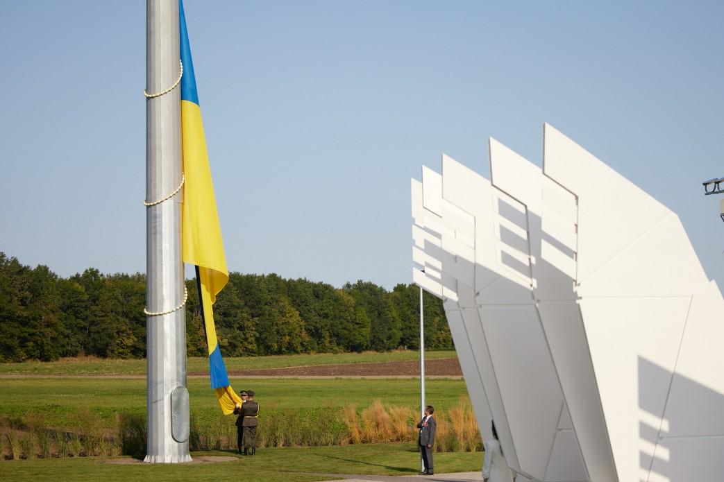 У географічному центрі України урочисто підняли державний прапор / фото прес-служба Офісу президента У географічному центрі України урочисто підняли державний прапор / фото прес-служба Офісу президента