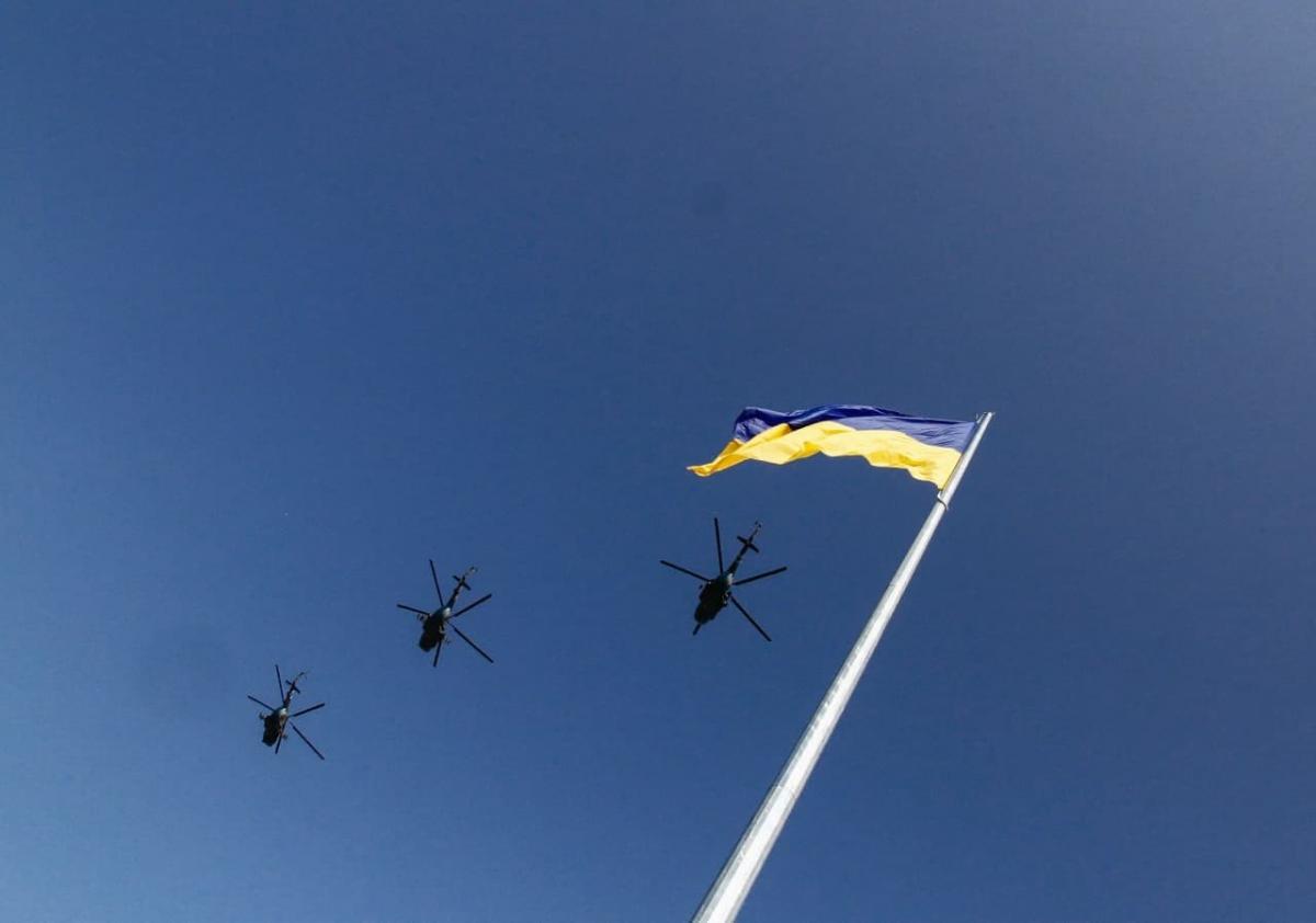 Вертолітна ланка пролетіла над сквером пам’яті Героїв України / фото adm-pl.gov.ua Вертолітна ланка пролетіла над сквером пам’яті Героїв України / фото adm-pl.gov.ua