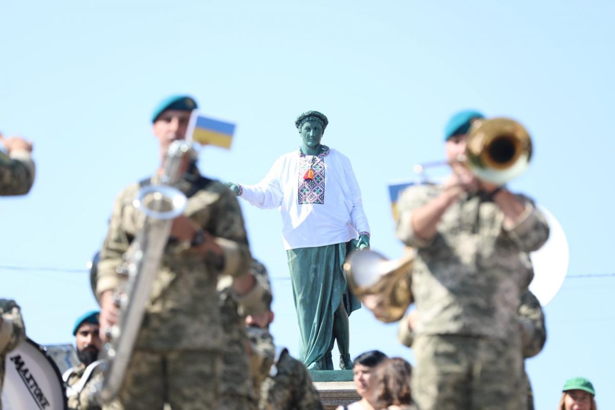 На Дюка де Ришелье надели гигантскую национальную вышиванку / фото ВМС ВСУ На Дюка де Ришелье надели гигантскую национальную вышиванку / фото ВМС ВСУ