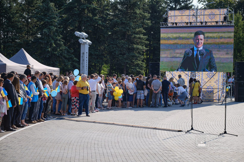 Флагшток створено за програмою президента "Велике будівництво" / фото dn.gov.ua Флагшток створено за програмою президента "Велике будівництво" / фото dn.gov.ua