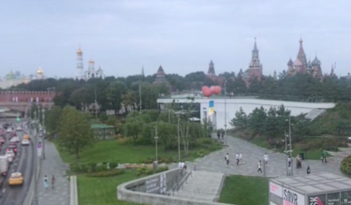 В Москве в небо запустили флаг Украины / скриншот В Москве в небо запустили флаг Украины / скриншот