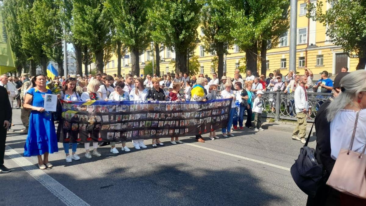 Захисники України та їхні родичі пройшли маршем по центру Києва / фото УНІАН, Дмитро Хилюк Захисники України та їхні родичі пройшли маршем по центру Києва / фото УНІАН, Дмитро Хилюк