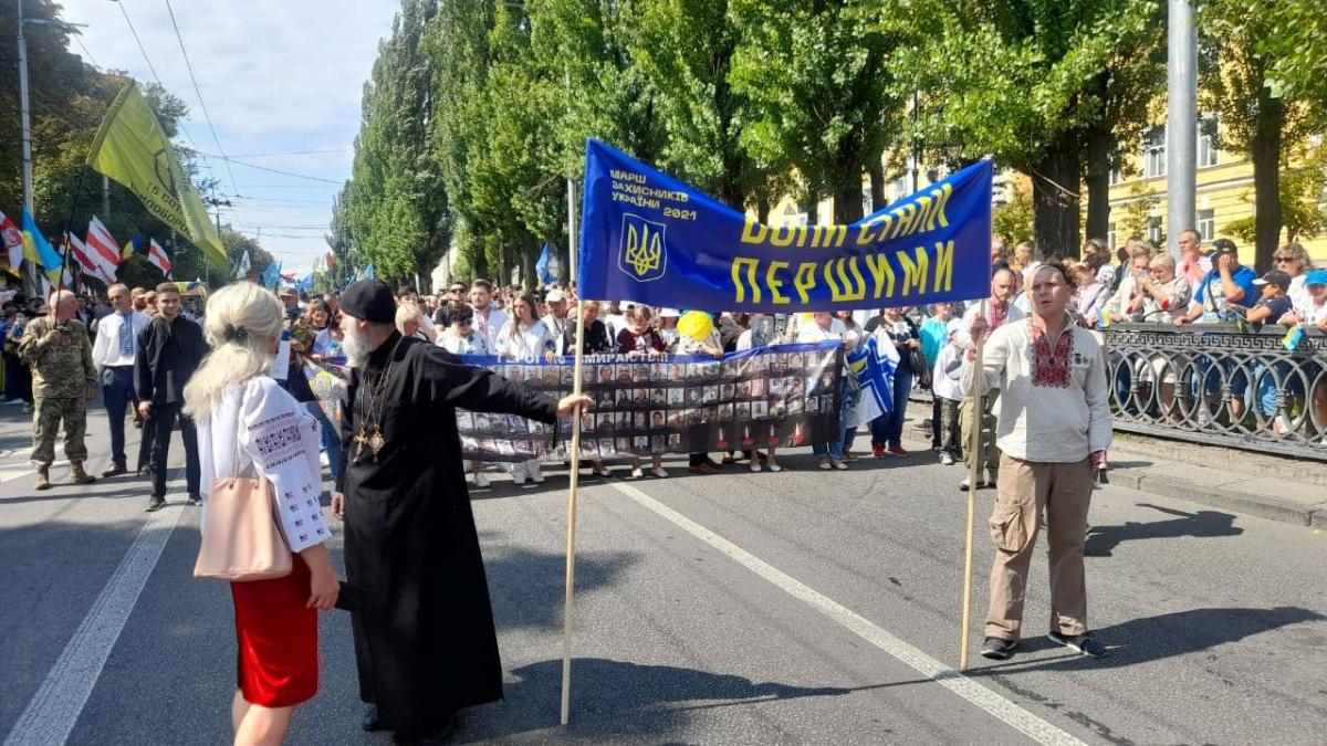 Захисники України та їхні родичі пройшли маршем по центру Києва / фото УНІАН, Дмитро Хилюк Захисники України та їхні родичі пройшли маршем по центру Києва / фото УНІАН, Дмитро Хилюк