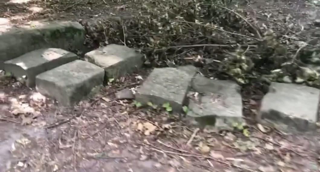 Старі надгробки укладають для трюків на велосипедах / скріншот - відео ОЄОУ Старі надгробки укладають для трюків на велосипедах / скріншот - відео ОЄОУ