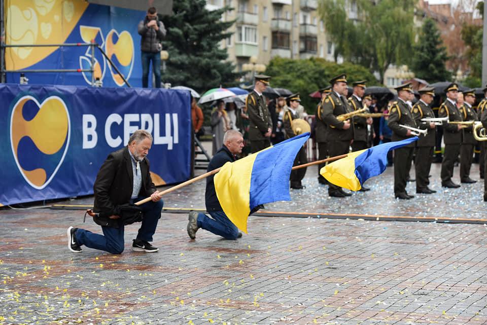 Злива не стала перепоною для святкування Дня Незалежності у Рівному / фото facebook.com/tretyak.rivne