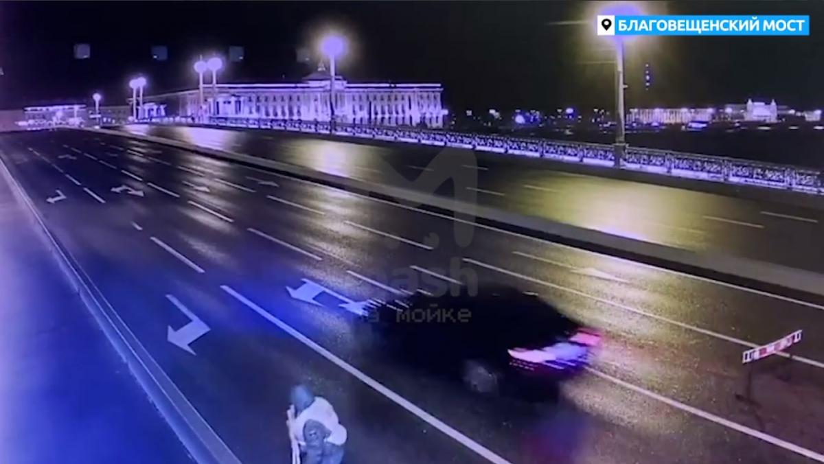 Водитель проигнорировал ограждения / скриншот из видео Водитель проигнорировал ограждения / скриншот из видео