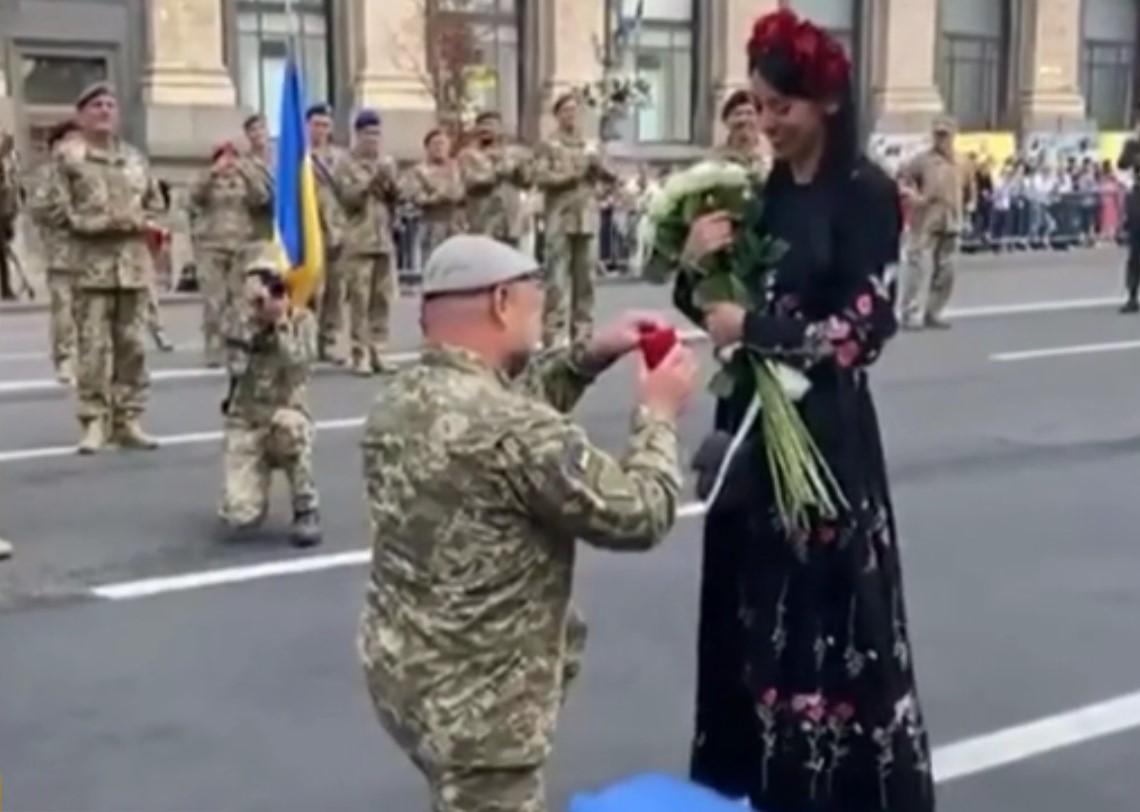 У центрі Києва ветеран АТО зробив коханій пропозицію / скріншот У центрі Києва ветеран АТО зробив коханій пропозицію / скріншот