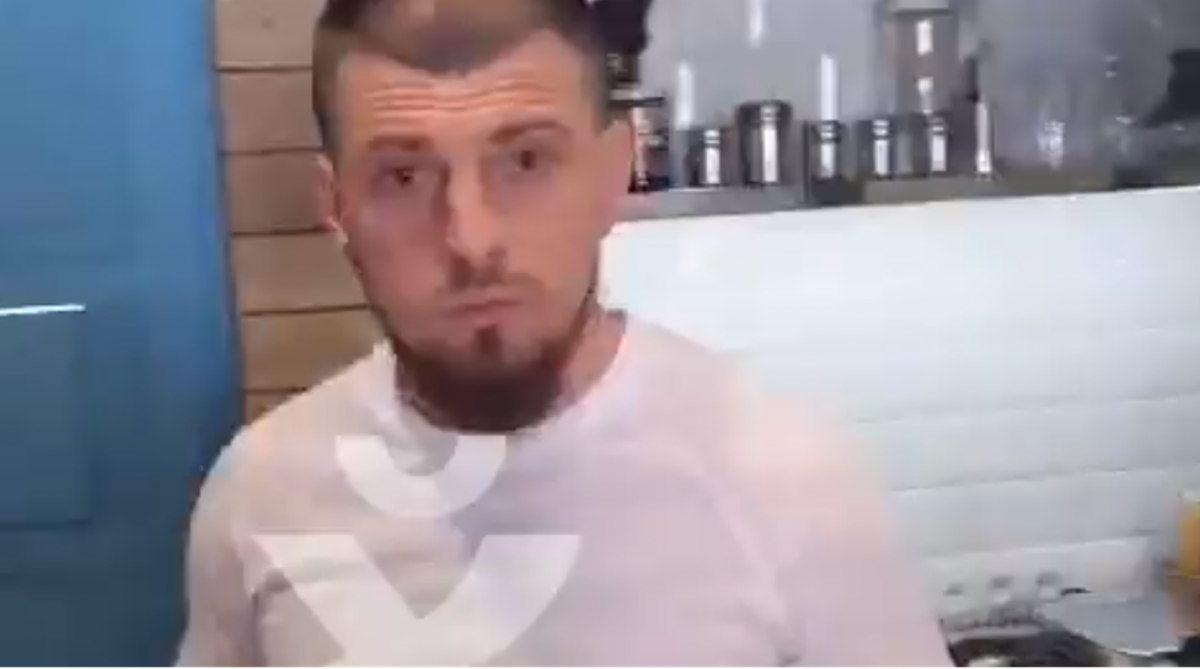 Дії співробітника кафе обурили відвідувачів / скріншот відео Дії співробітника кафе обурили відвідувачів / скріншот відео