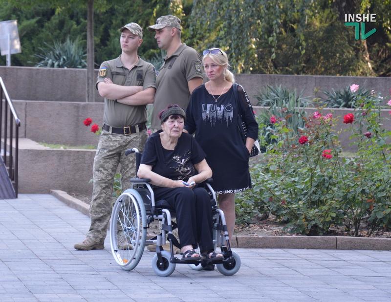 Бабуся бійця не стримувала емоцій / фото: Інше.ТВ Бабуся бійця не стримувала емоцій / фото: Інше.ТВ