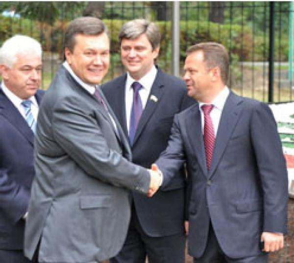 Fedoruk shakes Yanukovych's hand / Screenshot
